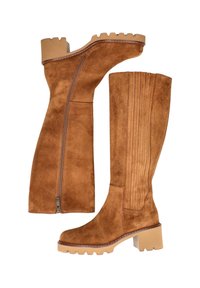 Botas de ante marrón hasta la rodilla con un diseño texturizado, cremallera lateral y suela de goma gruesa. Ranuras verticales en la parte superior para agregar detalle.