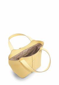 Gul läder tote-väska med en texturerad yta, dubbla handtag och en beige inredning. Har en magnetisk stängning och en innerficka med dragkedja.