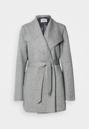 Pelēks kabata mētelis ar plašiem atlokiem, teksturētu audumu, paštaisāmu jostu un sānu kabatām; vidēja garuma dizains, piemērots kārtu veidošanai.