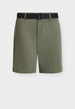 Olivgrüne Shorts mit strukturiertem Finish, versehen mit einem schwarzen Stoffgürtel und Seitentaschen. Gerade geschnittene Beine mit eingearbeiteten Saumdetails.