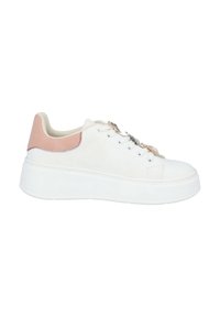 Baskets blanches avec un dessus en cuir lisse, accent en daim rose au niveau du talon, et une épaisse semelle en caoutchouc blanc. Présente des accessoires décoratifs sur les lacets.