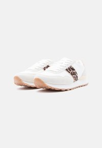 Λευκά αθλητικά παπούτσια με υφή υφάσματος και λεπτομέρειες με σχέδιο λεοπάρ στις πλευρές. Διαθέτουν καουτσούκ σόλα και σχεδιασμό με κορδόνια. Μαλακό, καθημερινό στυλ.