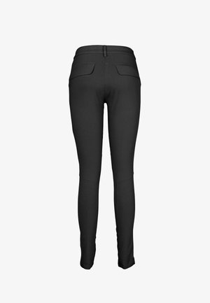 Mustat istuvat housut, joissa on sileä pinta, keskitason vyötärö ja kaksi takataskua. Lahkeet kapenevat nilkkoihin päin.