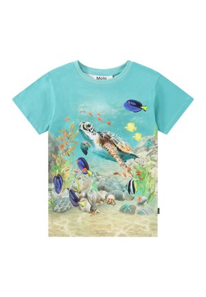 Lyseblå t-shirt med korte ærmer med en farverig undervandsscene med en havskildpadde, forskellige fisk, tang, sten og en søstjerne.