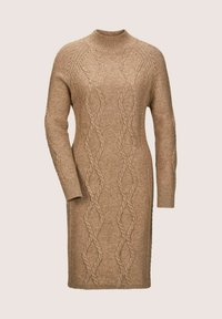 Gebreide jurk in een warme beige kleur, met een hoge hals, lange mouwen en kabelpatronen op de voorkant en mouwen.