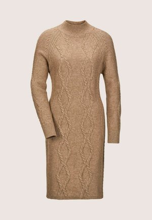 Strickkleid in einem warmen Beigeton, mit hohem Kragen, langen Ärmeln und Zopfmuster auf der Vorderseite und den Ärmeln.