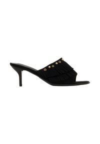 Mule noire à bout ouvert avec franges superposées et ornements en œillets dorés et clous, talon aiguille mince de hauteur moyenne.