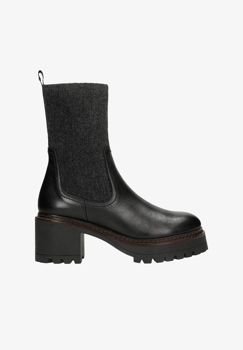 Botte mi-mollet en cuir noir et tissu gris foncé avec talon épais, languette de tirage et semelle à crampons pour une meilleure traction.