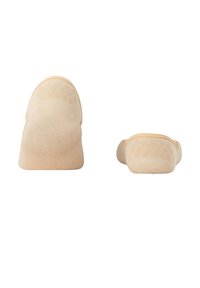Beige enkelsokken met een gladde textuur, afgeronde tekening van de teen, en verstevigde hiel, weergegeven vanuit de voorkant en zijkant.