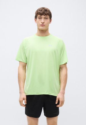 T-shirt de sport vert clair à manches courtes et col rond. Fabriqué dans un matériau respirant, avec un logo discret sur la poitrine.