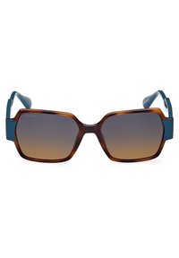 Ochelari de soare maro și albastri cu rame octogonale supradimensionate, lentile cu gradient și brațe texturate cu un detaliu subtil de branding.