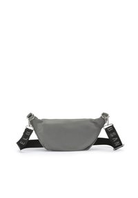 Graue Nylon-Crossbody-Tasche mit geschwungener Form, ausgestattet mit einem abnehmbaren schwarzen Tragegurt mit weißer Schrift und silbernem Metall.