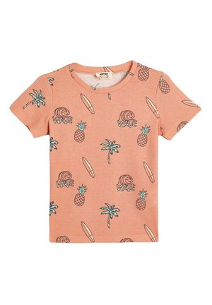 Kortærmet t-shirt i lys pink stof med et mønster af palmer, ananas, surfbrætter og bølgegrafik i blå og sorte konturer.