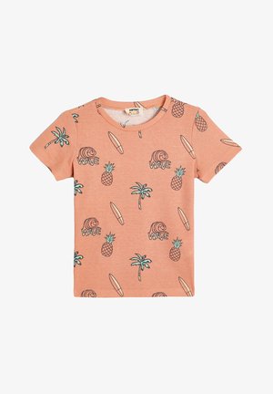 Kortærmet t-shirt i lys pink stof med et mønster af palmer, ananas, surfbrætter og bølgegrafik i blå og sorte konturer.