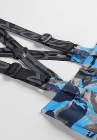 Blauw en grijs gestreepte stoffen slab met zwarte verstelbare banden en plastic clips; heeft een gladde textuur en duurzaam materiaal.