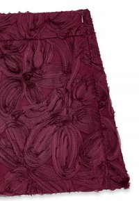 Burgundska krila z teksturirano cvetlično vezenje, stranski zadrga in nekoliko razrahljan rob.