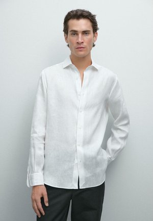 Witte linnen overhemd met een button-down kraag, lange mouwen en een rechte zoom. Heeft een subtiele textuur en een ontspannen pasvorm.