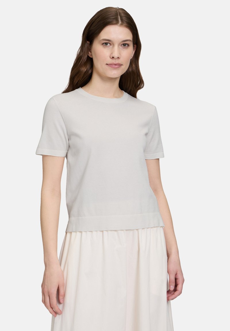 Krótki rękaw w jasnoszarym kolorze z mieszanki bawełny, z okrągłym dekoltem i prostym wykończeniem, w zestawieniu z falującą kremową spódnicą.