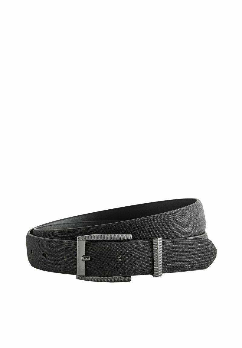 Zwarte stoffen riem met een gladde textuur, voorzien van een zilveren metalen gesp en riemhouder. Meerdere gaten voor maataanpassing.