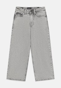 Jean large gris clair en denim. Doté d'un design classique à cinq poches, de boutons de fermeture et de coutures contrastées.