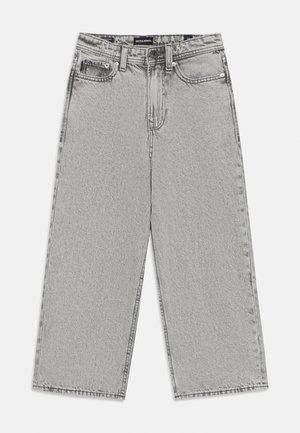 Jean large gris clair en denim. Doté d'un design classique à cinq poches, de boutons de fermeture et de coutures contrastées.