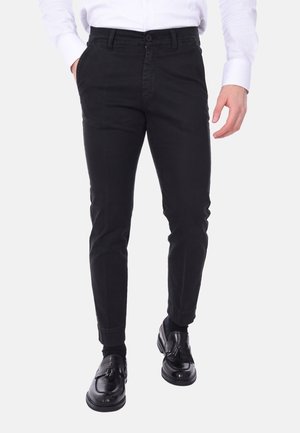 Pantaloni in cotone neri con una vestibilità slim, dotati di chiusura frontale con bottone, tasche laterali e una texture liscia.