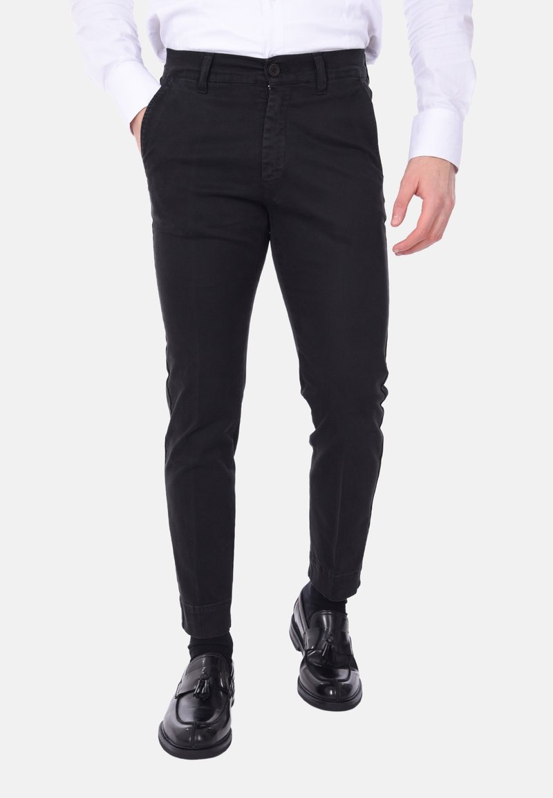 Pantaloni in cotone neri con una vestibilità slim, dotati di chiusura frontale con bottone, tasche laterali e una texture liscia.