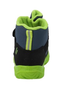 Scarpa nera e blu con texture, rifinita con un bordo verde, imbottita all'interno e con dettagli riflettenti. Presenta una suola testurizzata per grip e stabilità.