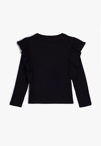 Haut à manches longues noir en tissu côtelé avec des accents froncés sur les épaules. Design simple et ajusté avec un col rond.