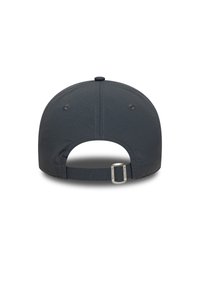 Căciulă de baseball gri închis, dintr-un material texturat, cu o curea ajustabilă la spate și un buton în vârf. Fără logo-uri sau embellishments suplimentare.