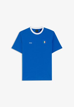 T-shirt bleu à manches courtes avec col blanc, texte "BOSS" sur la poitrine gauche et un emblème en forme de bouclier affichant le drapeau de l'Italie sur la poitrine droite.