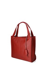 Rode leren schoudertas met een gestructureerd oppervlak, twee stevige handvatten en een decoratief leren label. Rechthoekige vorm, open ontwerp.