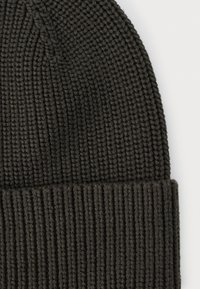 Gorro de punto gris oscuro con una textura acanalada y puño doblado. El material parece suave y elástico, diseñado para proporcionar calor y comodidad.