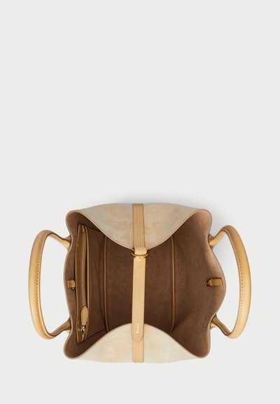 Grande borsa a tracolla in pelle beige con manici color cuoio, esterno liscio e interno spazioso in suede. Presenta una tasca con zip e un divisorio centrale.