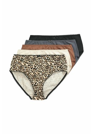 Donna con lunghi capelli biondi che indossa occhiali neri, un reggiseno nero e biancheria intima con stampa leopardata, posando davanti a uno sfondo bianco.
