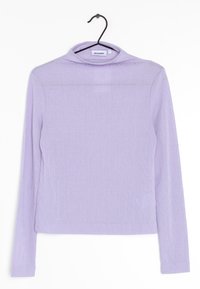 Top a maniche lunghe di colore viola chiaro con collo alto. Realizzato in tessuto testurizzato, presenta un design aderente e un orlo dritto. Appeso a un gancio nero.