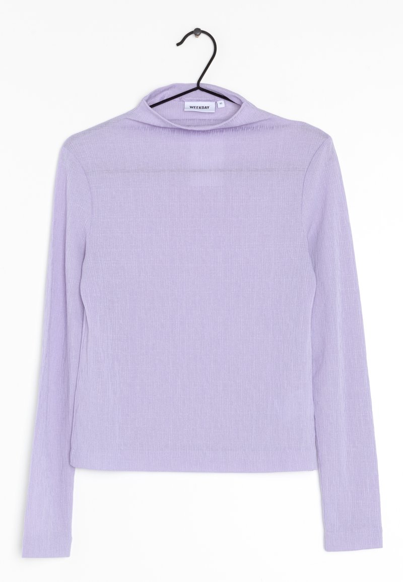 Top a maniche lunghe di colore viola chiaro con collo alto. Realizzato in tessuto testurizzato, presenta un design aderente e un orlo dritto. Appeso a un gancio nero.