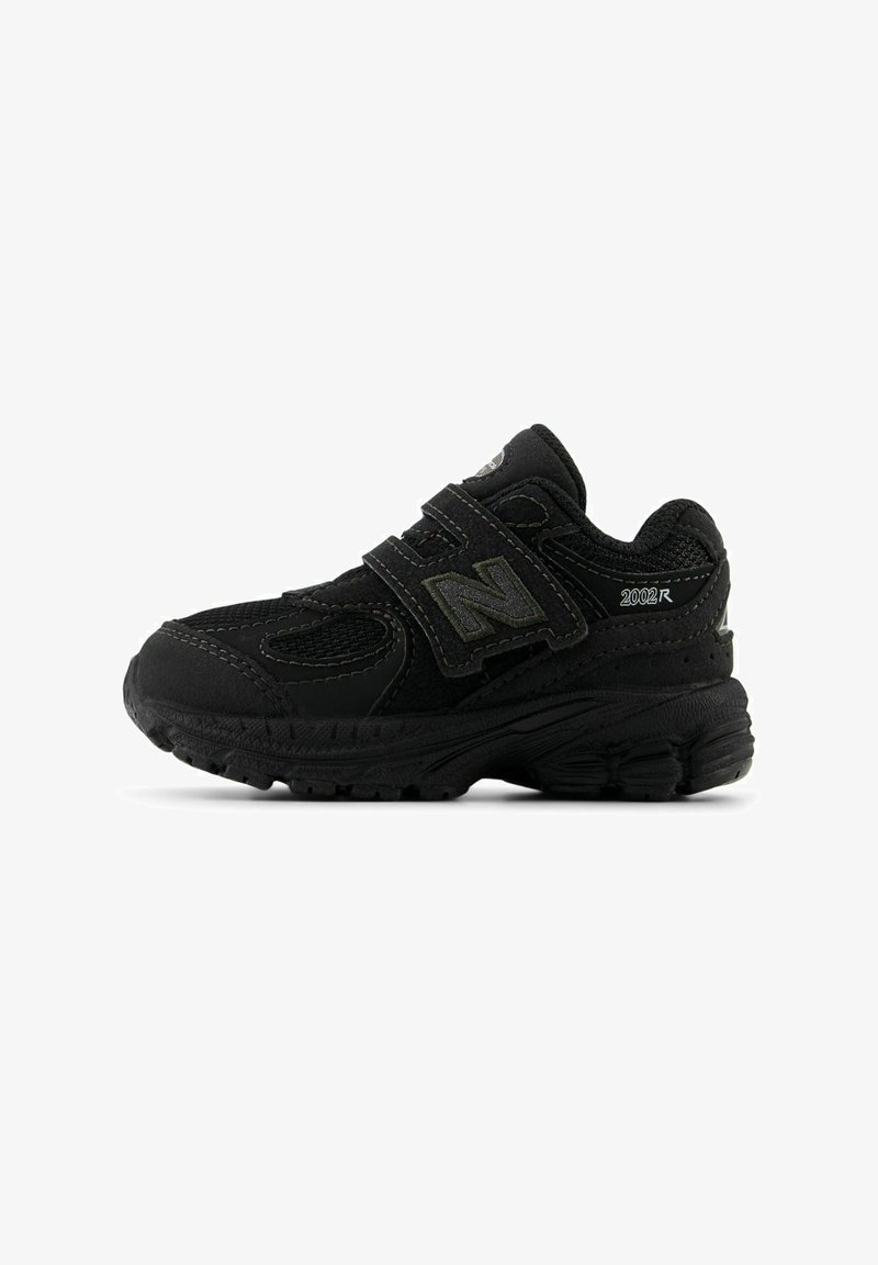 Baskets New Balance 2002R noires avec panneaux en mesh et daim, dotées de deux sangles en Velcro et d'une semelle épaisse et texturée.