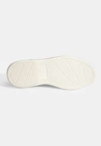 Witte sneakerzool met een gestructureerd loopvlakpatroon, met diagonale groeven en een rechthoekig gebied voor branding. Glad rubbermateriaal.