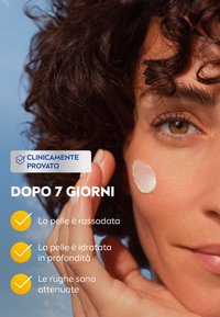 Crema per la cura della pelle applicata sulla guancia, dalla consistenza liscia e colore pallido. Lo sfondo presenta una tonalità di blu morbido, mentre il testo evidenzia i benefici e l'efficacia del prodotto.