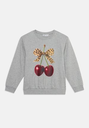 Sweat-shirt gris à manches longues avec un graphisme de deux cerises rouges attachées ensemble par des tiges avec un nœud imprimé léopard.