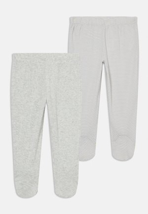 Două perechi de pantaloni pentru bebeluși cu picior, una într-o nuanță solidă de gri deschis și cealaltă cu dungi subțiri gri și albe, ambele având talie elastică.