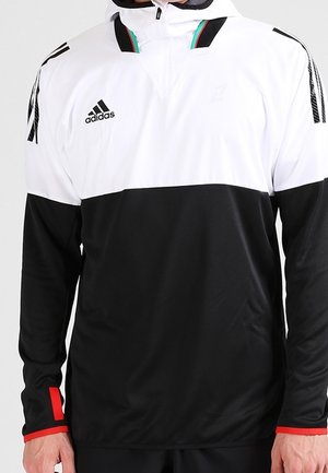 Camiseta de entrenamiento de manga larga para hombre de Adidas con mitad inferior negra, mitad superior blanca, capucha y ribetes rojos en los puños.