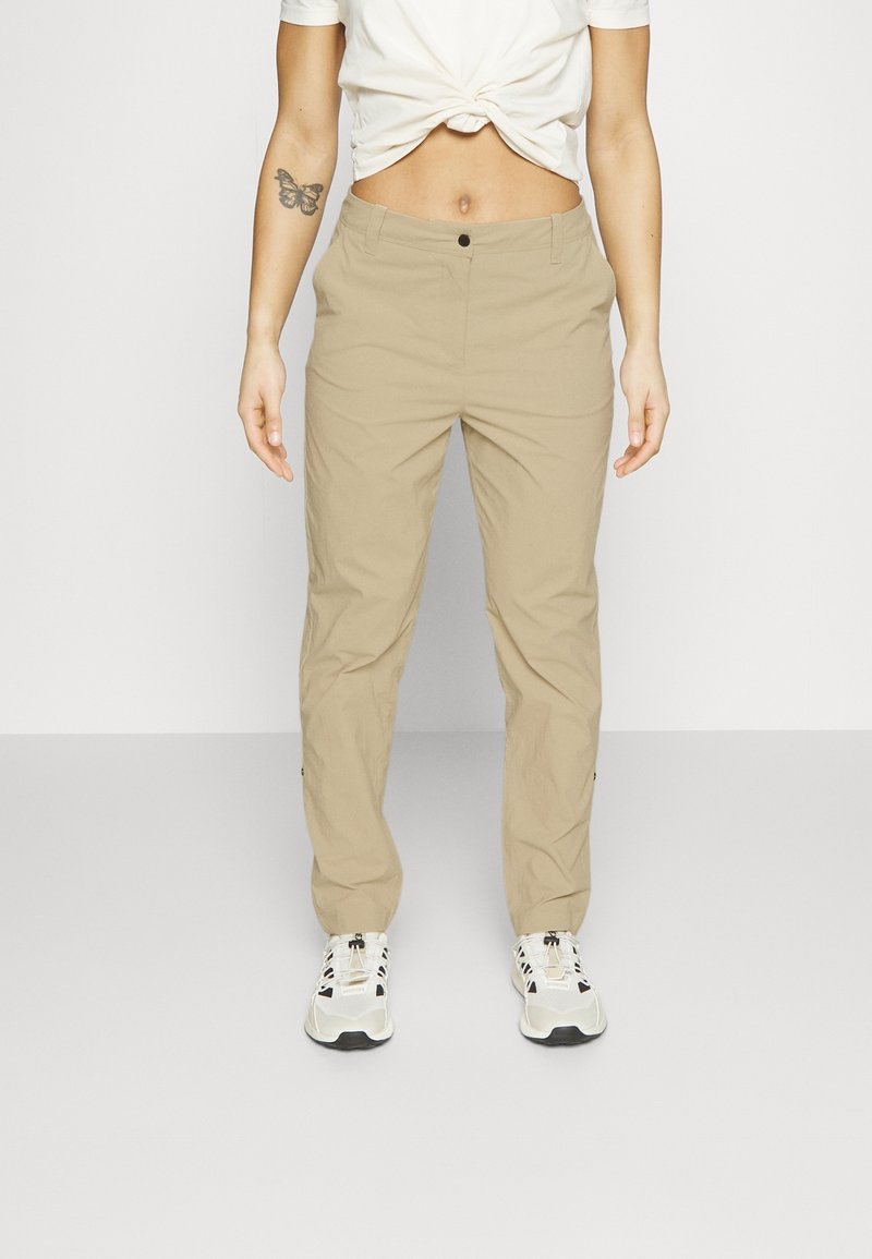 Beiga, lätta byxor med rak skärning, med en enda knappstängning, subtil textur och sidofickor. Bärs med en knuten vit topp.