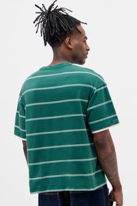 Grün gestreiftes T-Shirt mit weißen und hellblauen horizontalen Streifen, lockerer Schnitt, kurzen Ärmeln und geripptem Rundhalsausschnitt.