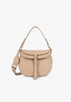 Sac à épaule en cuir beige avec une forme arrondie, un rabat supérieur plat, des accents en métal doré et une bandoulière amovible. Comprend un lien en cuir central.