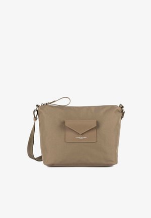 Sac bandoulière beige avec sangle réglable, poche avant enveloppe, fermeture éclair et logo « Lancaster Paris » sur le rabat de la poche.