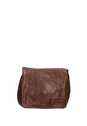 Borsa a tracolla in pelle marrone con superficie texture, chiusura a patta e forma rettangolare. Include un accento con il marchio sul davanti.