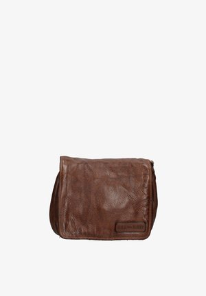 Borsa a tracolla in pelle marrone con superficie texture, chiusura a patta e forma rettangolare. Include un accento con il marchio sul davanti.
