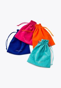 Quattro sacchetti con cordoncino in morbido suede: blu, rosa, arancione e teal. Ognuno presenta una stampa del logo dorato e una parte superiore arricciata con cordini a contrasto.